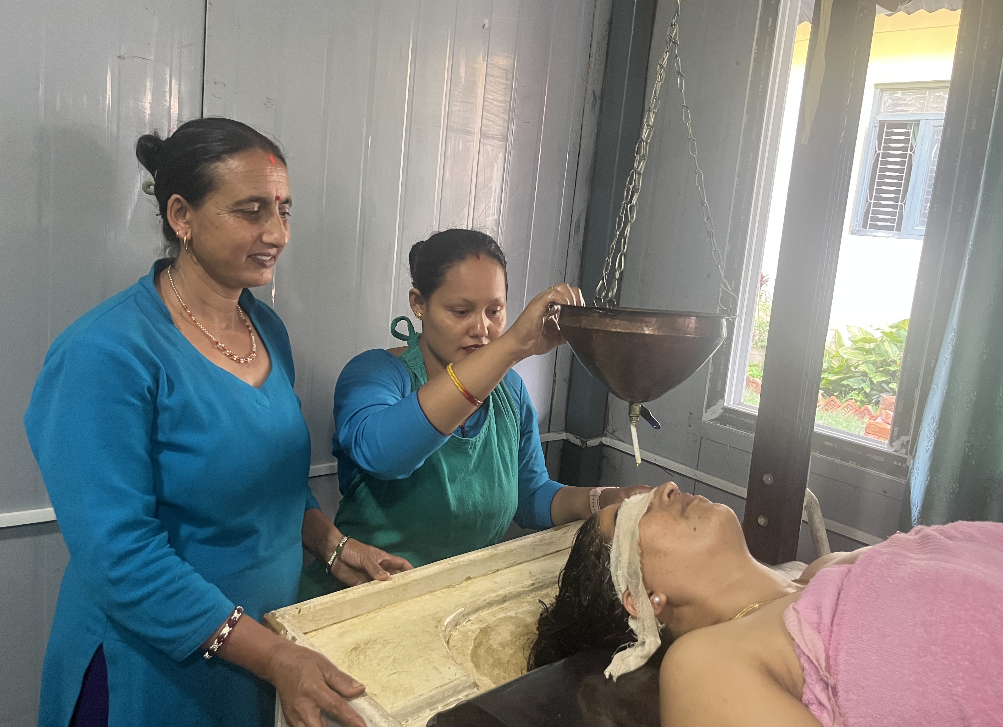 पूर्वकर्म/पञ्चकर्म सेवाअन्तर्गत शिरोधारा सेवा सञ्चालन